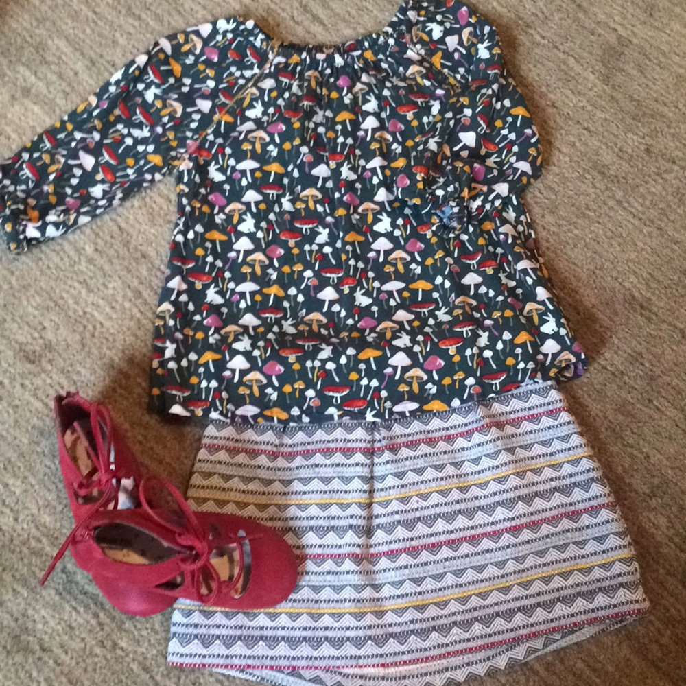 Adorable fall bundle. Skirt, shoes, top. 4T